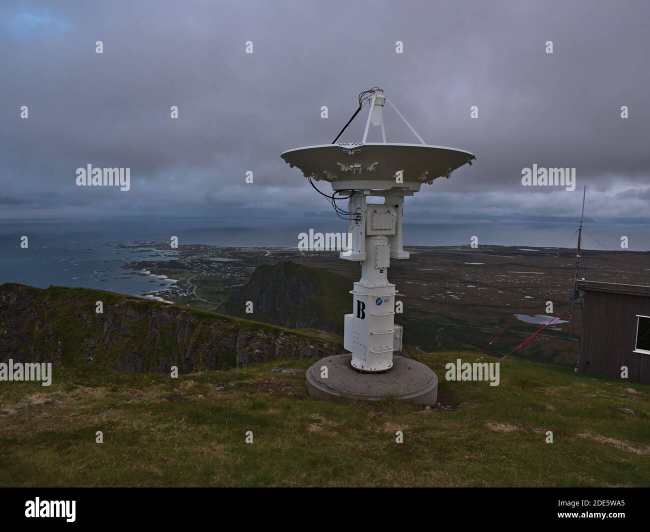Andenes, Andøya, Vesterålen, Norvegia - 08-24-2020: Picco di montagna Røyken (468m) con antenna del Andøya Test Center (ATC), effettuando test sulle armi. Foto Stock