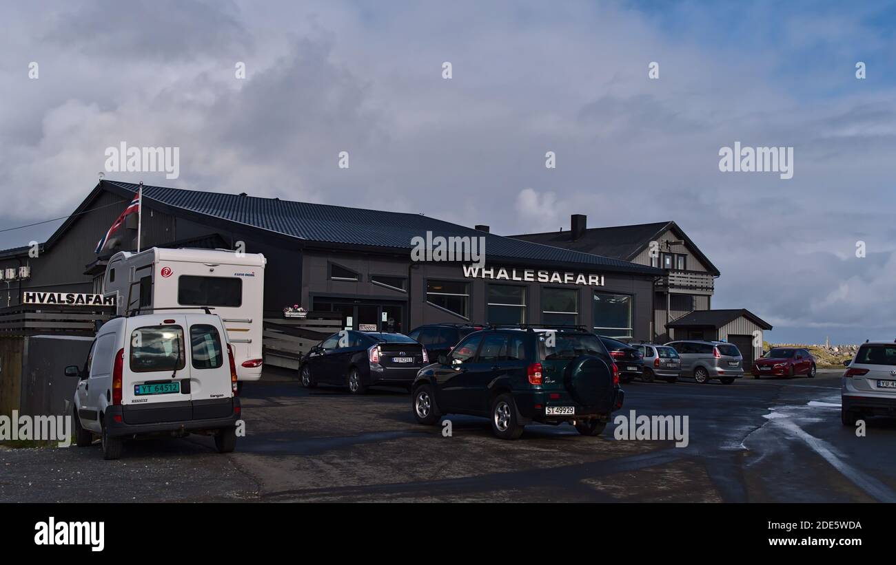 Andenes, Andøya, Vesterålen, Norvegia - 08-25-2020: Parcheggio auto di fronte all'edificio principale e all'ufficio di Hvalsafari AS, una popolare compagnia di avvistamento delle balene. Foto Stock