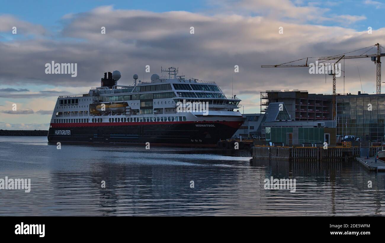 Svolvær, Austvågøya, Lofoten, Norvegia - 08-26-2020: Nave da crociera Hurtigruten MS Midnatsol situata all'ancora nel tranquillo porto di Svolvaer in serata. Foto Stock