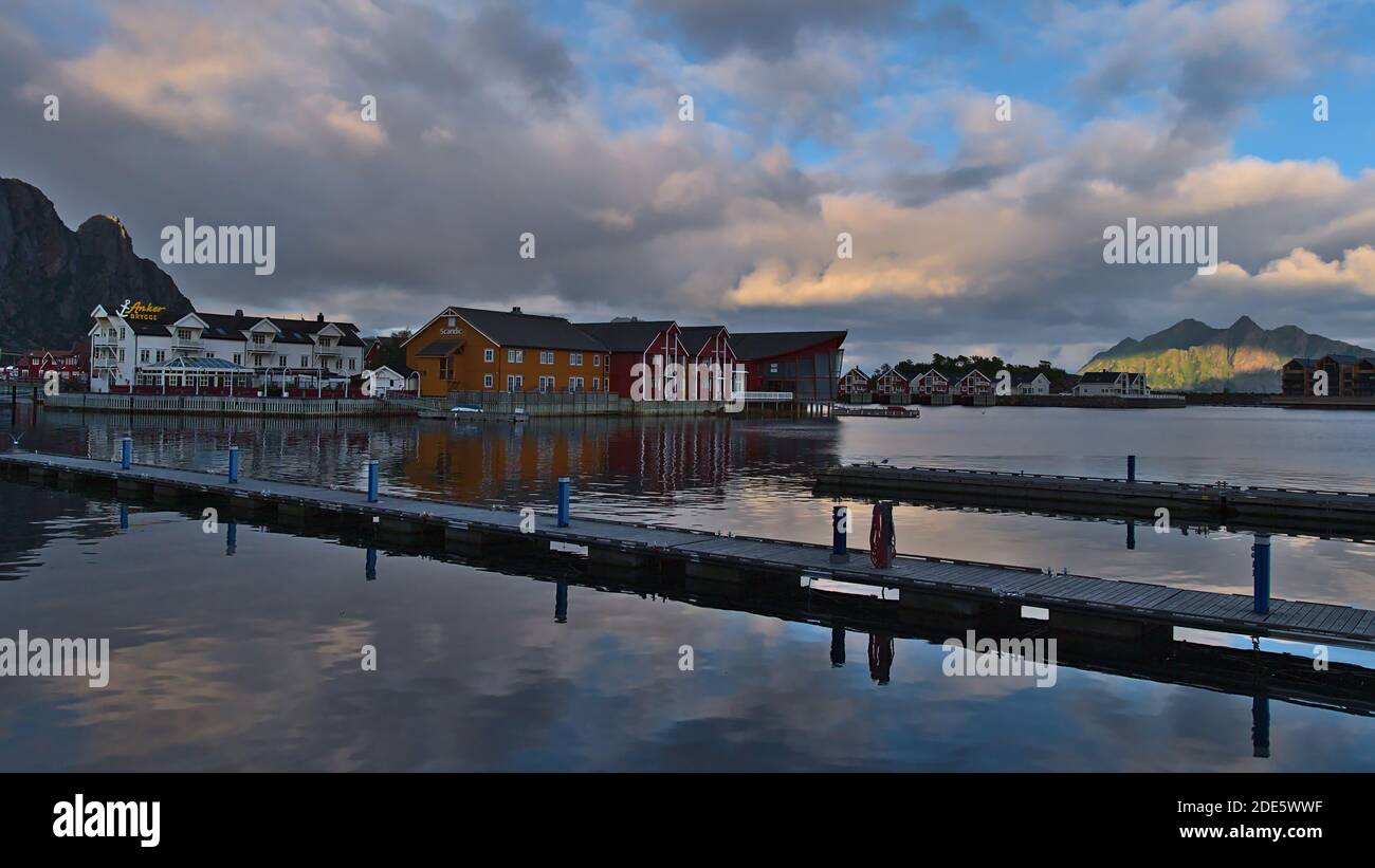 Svolvær, Austvågøya, Lofoten, Norvegia - 08-26-2020: Vista tranquilla del porto di Svolvaer con molo e hotel Scandic e Anker Brygge situato sull'isola. Foto Stock