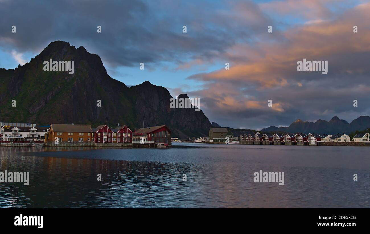Svolvær, Austvågøya, Lofoten, Norvegia - 08-26-2020: Vista del bacino portuale con gli hotel Scandic e Anker Brygge e le tradizionali case di rorbu di colore rosso. Foto Stock