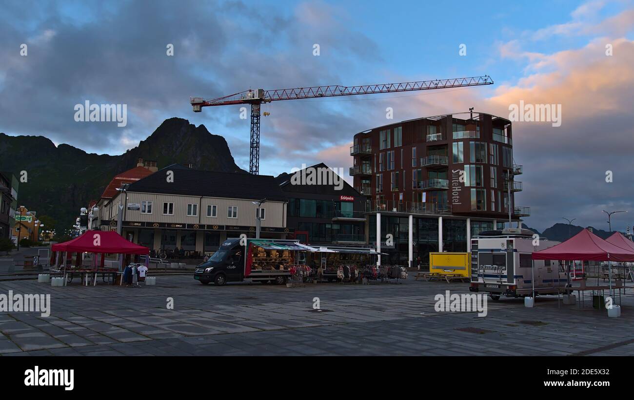 Svolvær, Lofoten, Norvegia - 08-26-2020: Piazza vuota nel centro di Svolvaer con negozi mobili, Suite Hotel, panetteria e ufficio di Lofotposten. Foto Stock