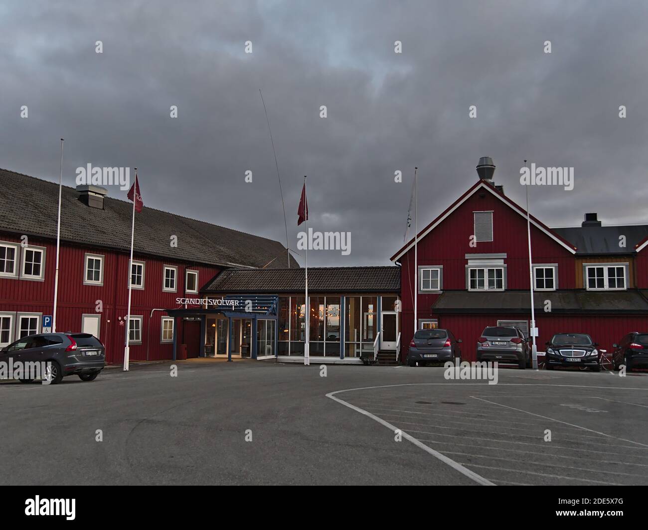 Svolvær, Austvågøya, Lofoten, Norvegia - 08-26-2020: Vista frontale dell'ingresso principale dell'hotel Scandic nel centro di Svolvaer, situato in un edificio in legno rosso. Foto Stock