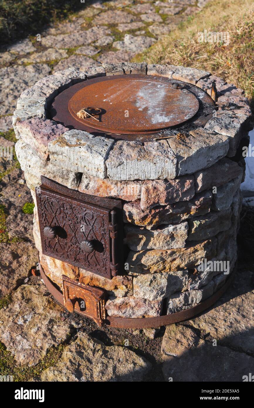 La stufa in pietra vintage all'aperto viene utilizzata per cucinare all'aperto il fuoco Foto Stock