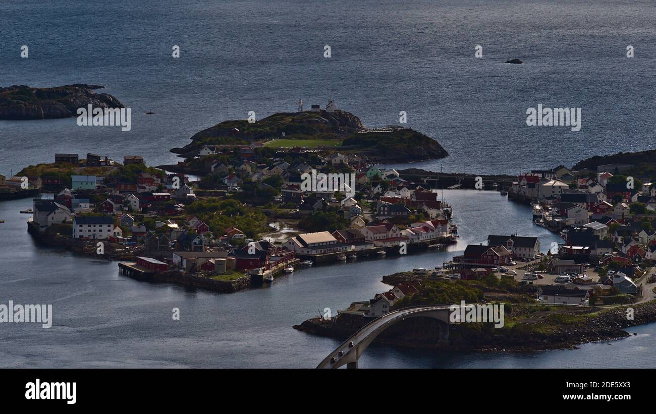 Henningsvær, Austvågøya, Lofoten, Norvegia - 08-28-2020: Bella vista aerea di piccolo villaggio di pescatori situato su due isole con ponte. Foto Stock