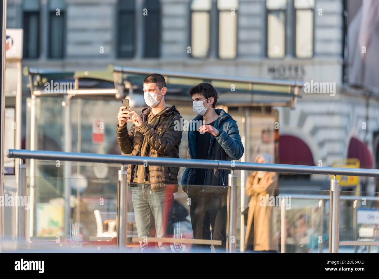 Persone turche non identificate che indossano maschere facciali di protezione in linea si muovono Per entrare o uscire in metropolitana durante il Coronavirus COVID-19 Epidemic.Istanbul, Turchia Foto Stock