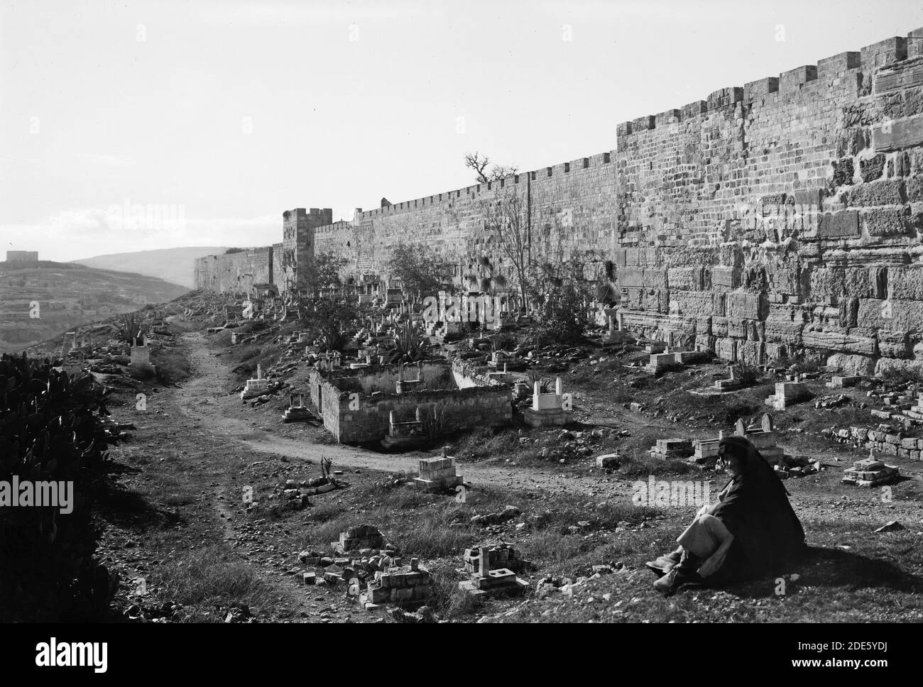 Didascalia originale: Intorno alle mura della città [Gerusalemme]. La parete est che mostra il muro erodiano e la porta d'oro - posizione: Gerusalemme ca. 1920 Foto Stock