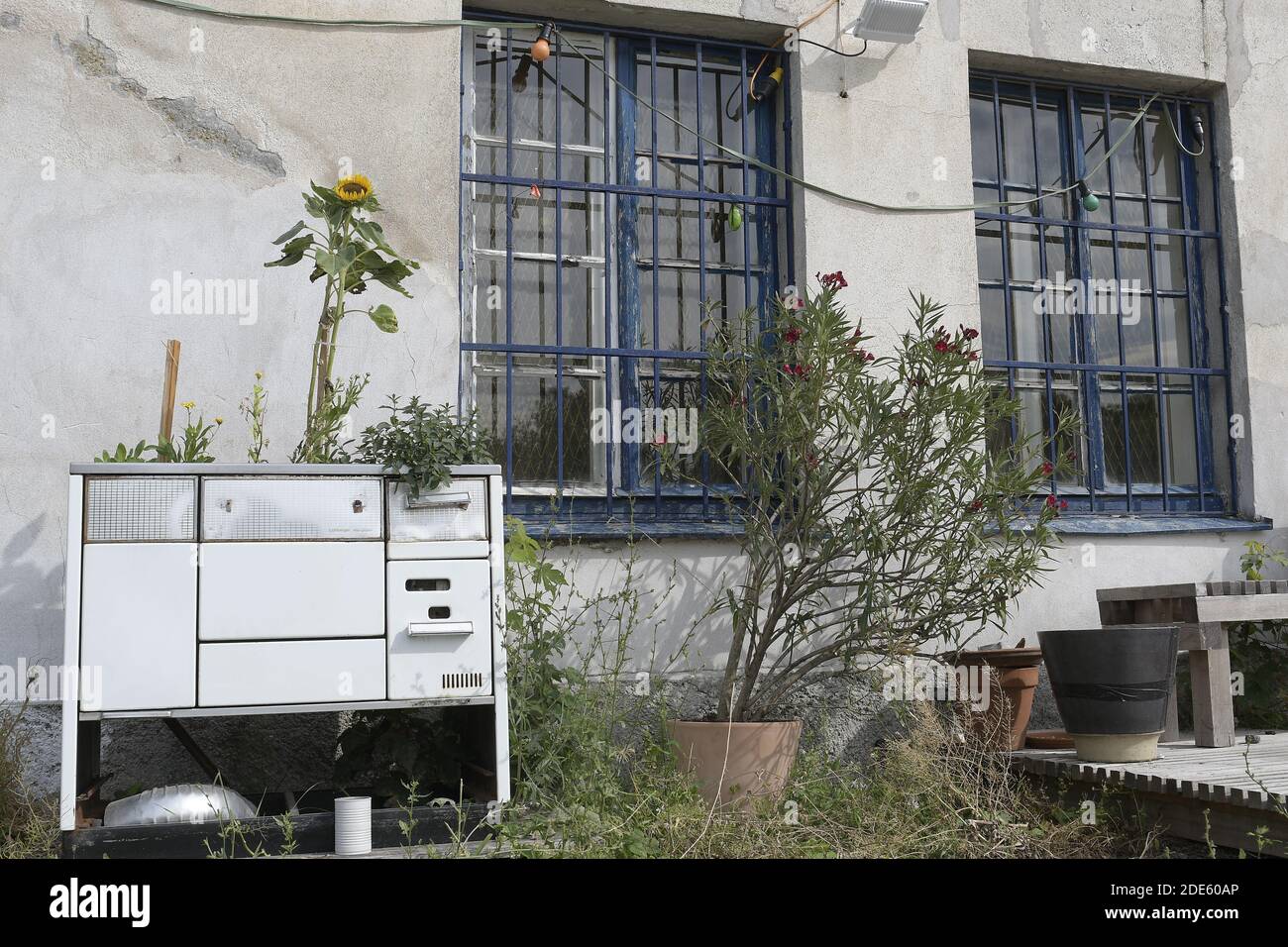 Vienna, Austria. Vecchia stufa a legna in un cortile posteriore Foto Stock