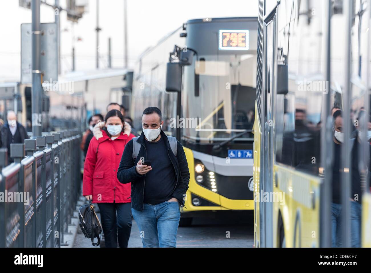 Persone turche non identificate che indossano maschere facciali di protezione in linea si muovono Per entrare o uscire in autobus durante il Coronavirus COVID-19 Epidemic.Istanbul, Turchia Foto Stock