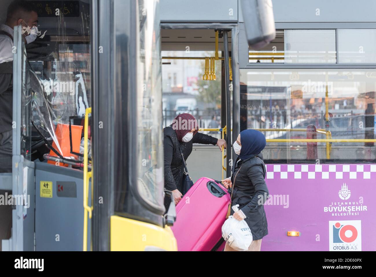 Persone turche non identificate che indossano maschere facciali di protezione si muovono per ottenere Fuori agli autobus durante il coronavirus COVID-19 Epidemic.Istanbul,Turchia.16 novembre 20 Foto Stock