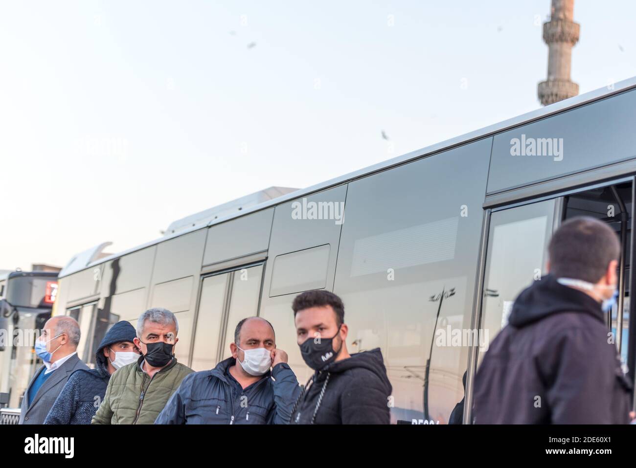 Persone turche non identificate che indossano maschere facciali di protezione in linea si muovono Per entrare o uscire in autobus durante il Coronavirus COVID-19 Epidemic.Istanbul, Turchia Foto Stock