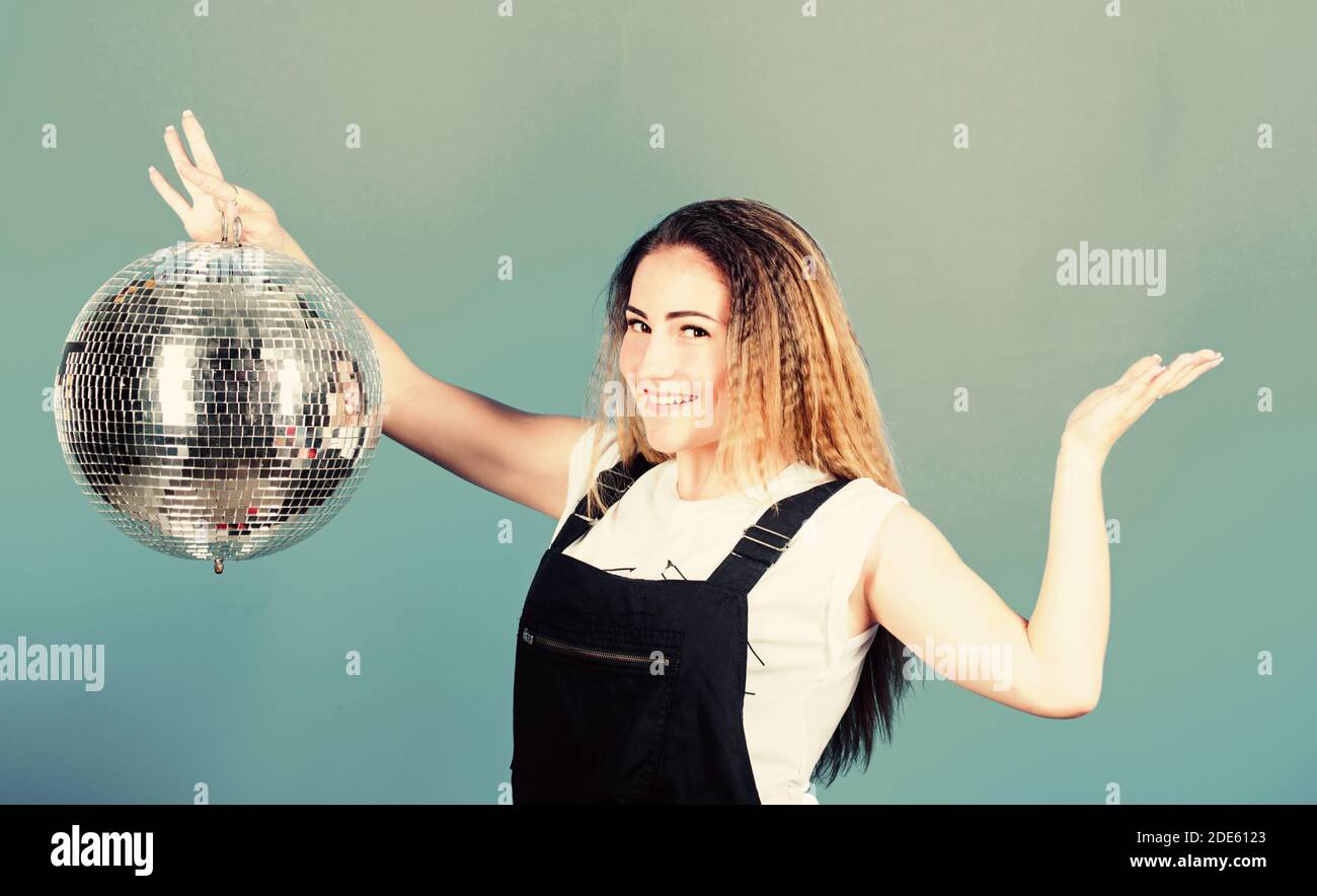 Ragazza con palla da discoteca. party goer consente di danza. vita notturna concetto. pronto per divertirsi. felice festa di compleanno. discoteca. celebrare le festività Natale o Capodanno Vacanze. event manager. Foto Stock
