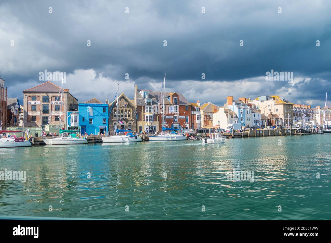 WEYMOUTH, Regno Unito - 28 AGOSTO 2020: L'esterno degli edifici lungo il porto di Weymouth a Dorset, Inghilterra. Edifici colorati possono essere visti, così come barche e Foto Stock