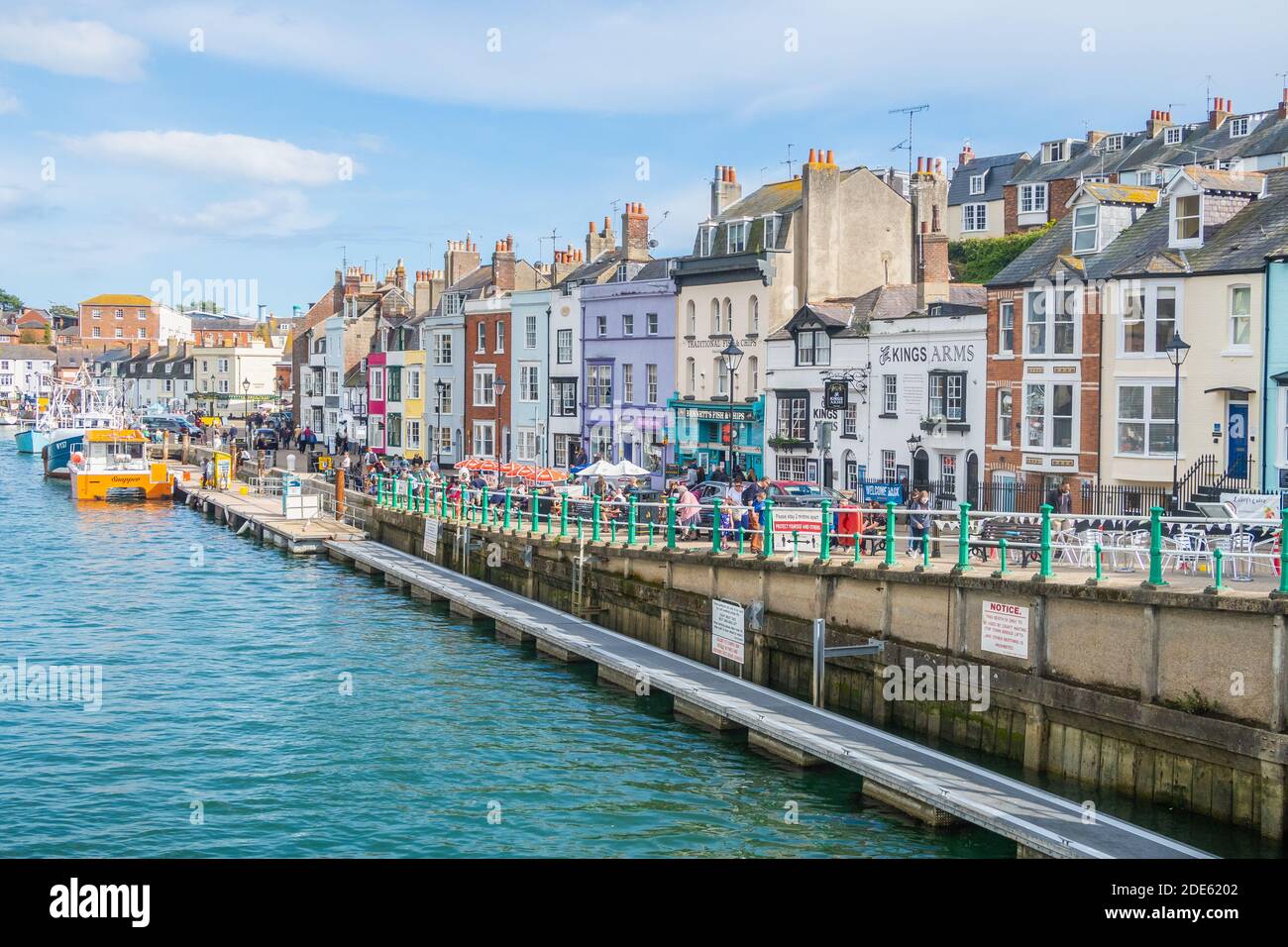 WEYMOUTH, Regno Unito - 28 AGOSTO 2020: L'esterno degli edifici lungo il porto di Weymouth a Dorset, Inghilterra. Edifici colorati possono essere visti, così come pub e. Foto Stock