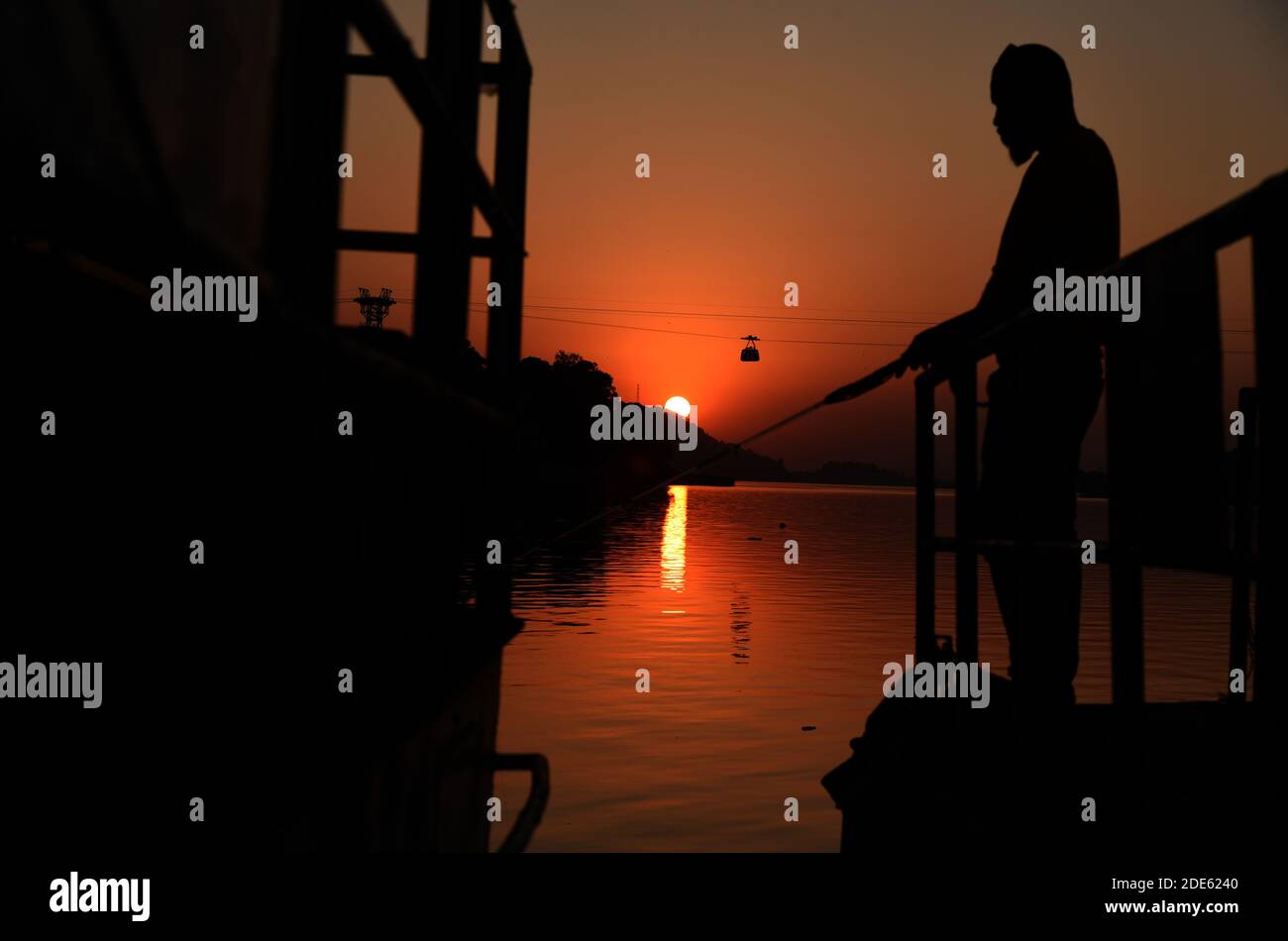 Guwahati, Assam, India. 29 Nov 2020. Un giovane che sbarca nel fiume Brahmaputra durante il tramonto a Guwahati Assam India domenica 29 novembre 2020. Fiume Brahmaputra è su e dei più grandi fiumi che scorre dalla Cina, regione del Tibet e entrare in India attraverso Arunachal Pradesh Credit: Dasarath Deka/ZUMA Wire/Alamy Live News Foto Stock