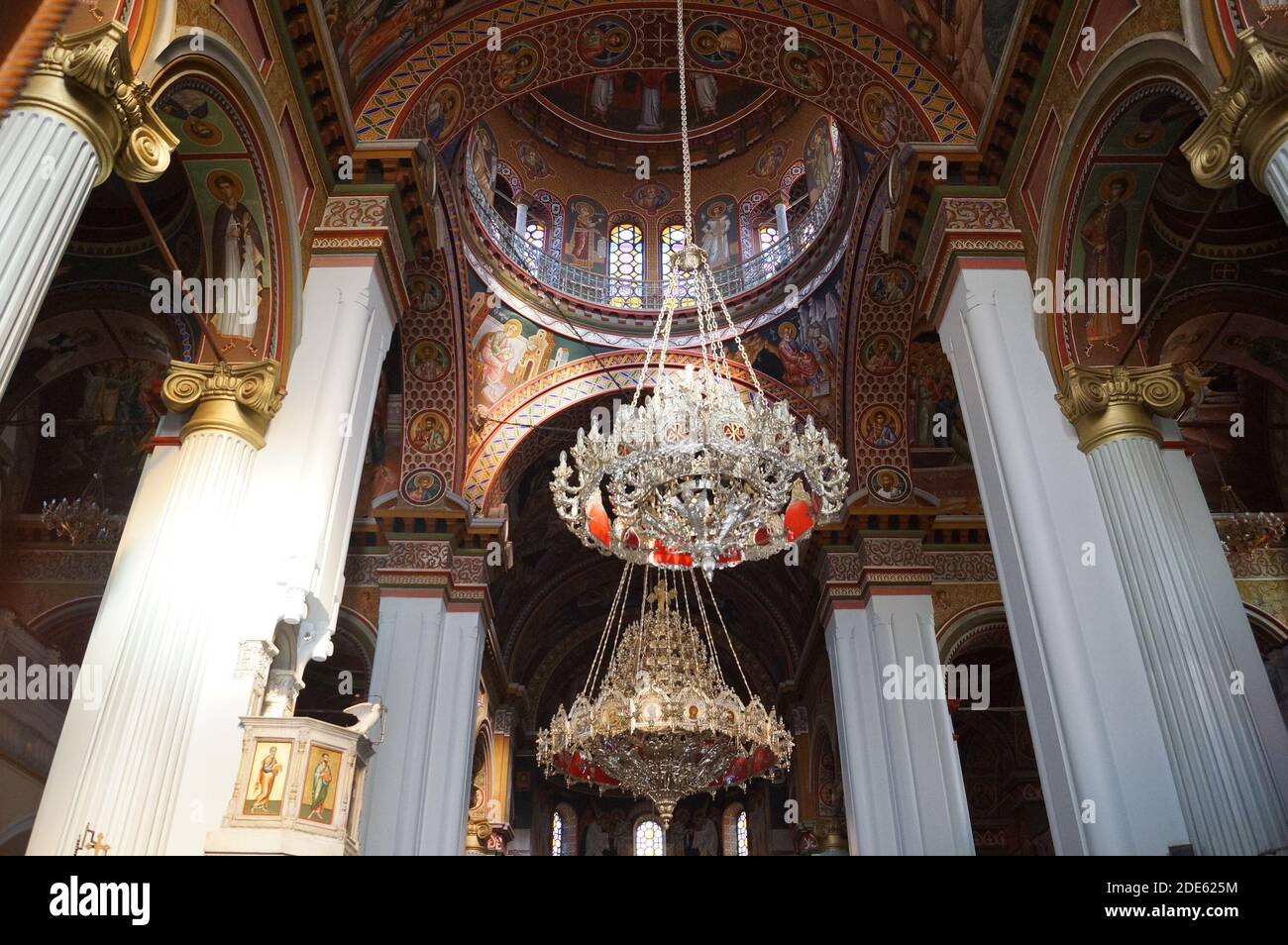 Particolare delle lampade e del soffitto della Cattedrale di Agios Minas a Heraklion, Creta (Grecia) Foto Stock