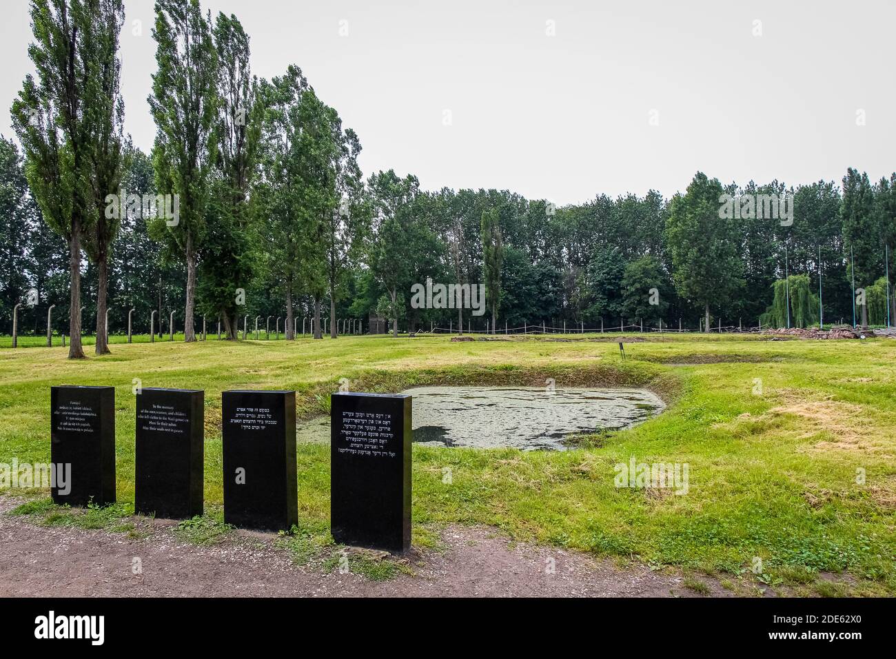 Auschwitz, Polonia - 30 luglio 2018: Tomba di massa nel campo di concentramento di Auschwitz Birkenau, Polonia Foto Stock