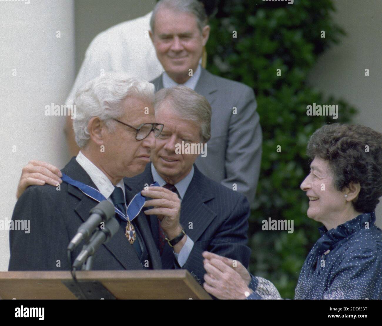 Jimmy carter presenta la medaglia presidenziale della libertà ad Arthur Goldberg. CA. 26 luglio 1978 Foto Stock