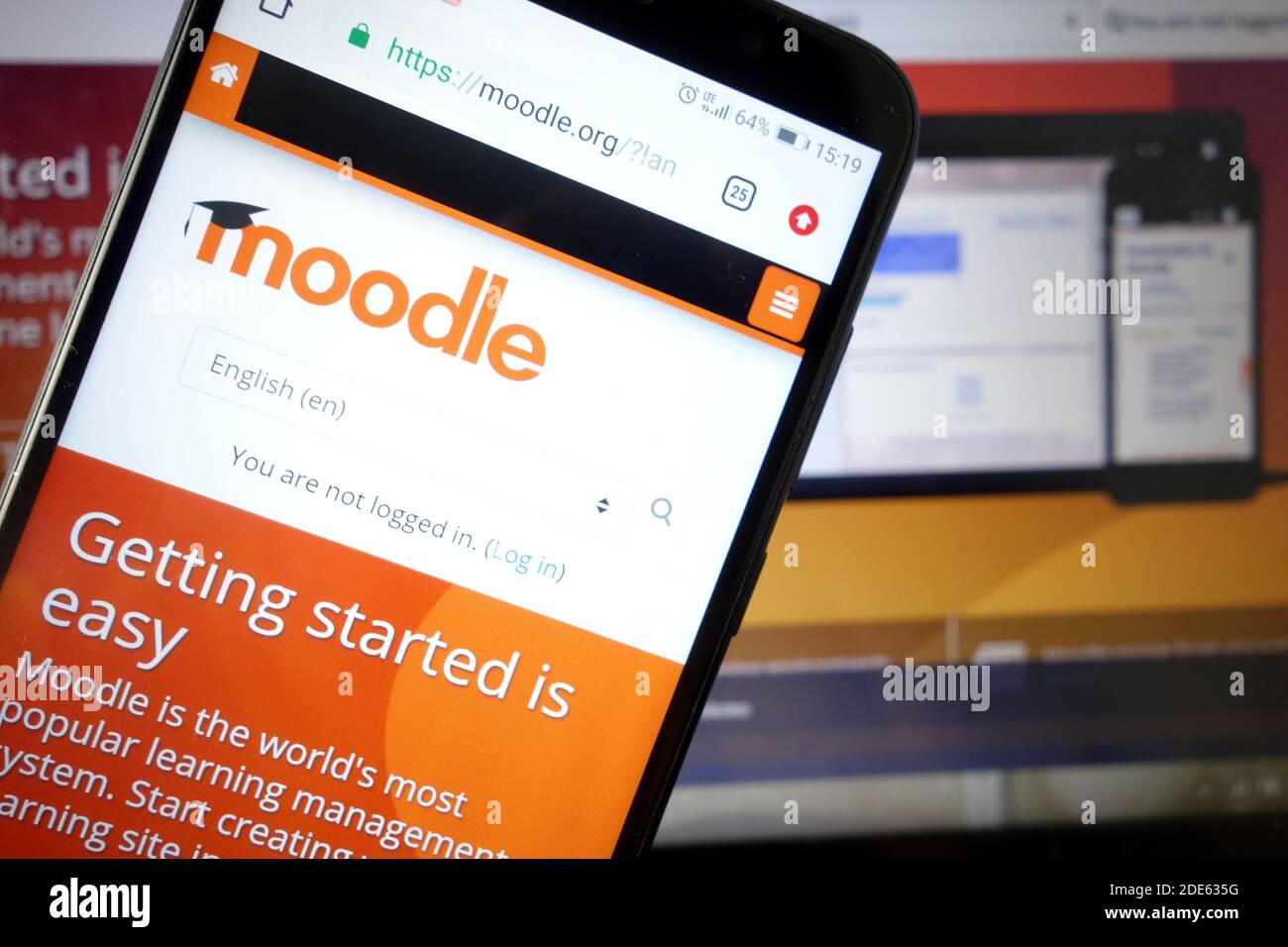 KONSKIE, POLONIA - 04 novembre 2020: Sito web del sistema di gestione dell'apprendimento gratuito Moodle su cellulare Foto Stock