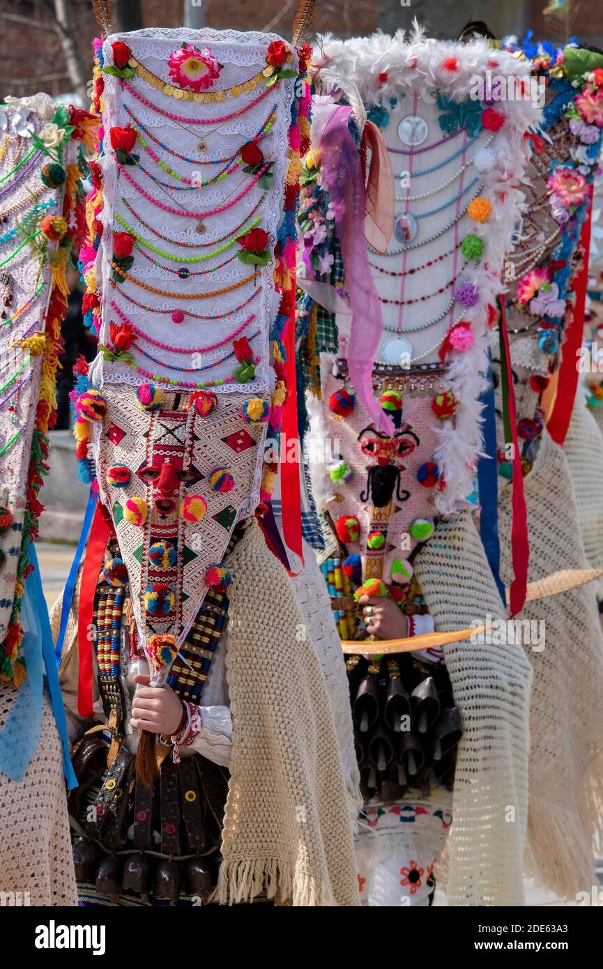 Glushnik Village, Sliven regione, Bulgaria - 9 marzo 2019: Ballerini bulgari kuker - antica tradizione traciana per spaventare gli spiriti malvagi, benvenuti s. Foto Stock
