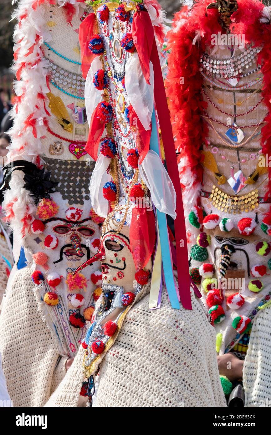 Villaggio di Glushnik, regione di Sliven, Bulgaria - 9 marzo 2019: Carnevale bulgaro con ballerini kuker - antica tradizione traciana per spaventare il male spir Foto Stock