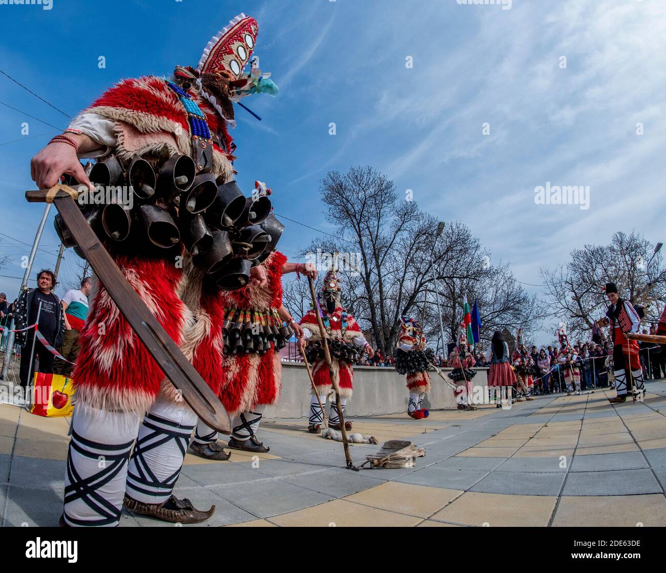 Villaggio di Glushnik, regione di Sliven, Bulgaria - 9 marzo 2019: Ballerini bulgari kuker con campane - antica tradizione traciana per spaventare gli spiriti malvagi Foto Stock