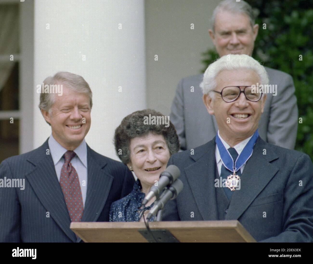 Jimmy carter presenta la medaglia presidenziale della libertà ad Arthur Goldberg. CA. 26 luglio 1978 Foto Stock