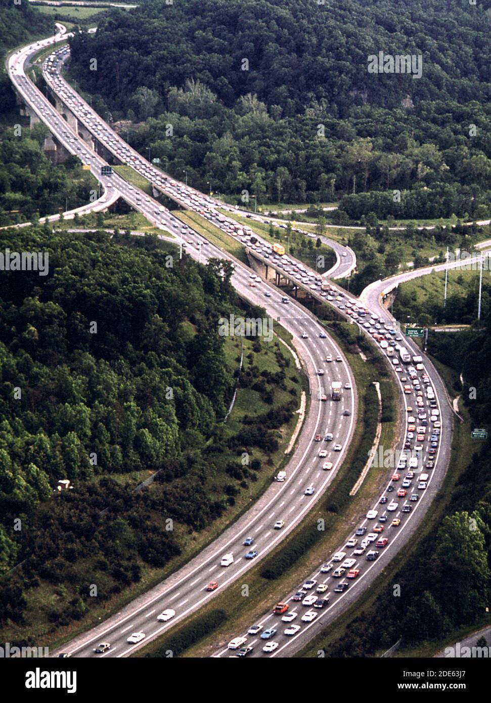 Guardando a sud dal ponte Beltway sul Potomac. La Capital Beltway circonda i sobborghi di Virginia-Maryland e fornisce accesso ad alta velocità ai punti nel distretto ca. 1973 Foto Stock