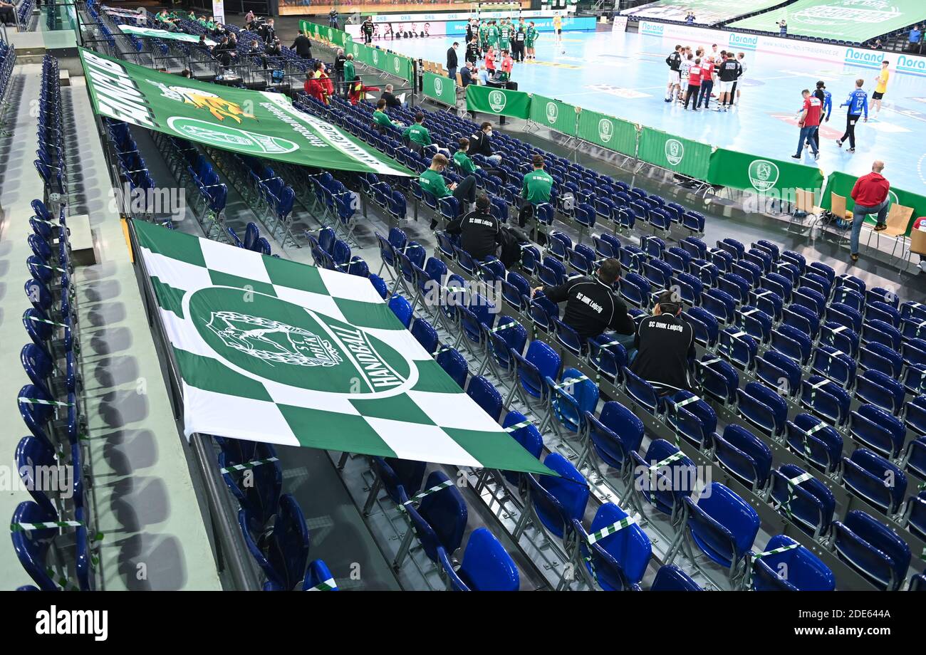 Lipsia, Germania. 29 Nov 2020. Pallamano: Bundesliga, DHfK Leipzig - SC Magdeburg, 10° giorno di festa. Pochi spettatori sostengono la loro squadra dagli stand. Credit: Hendrik Schmidt/dpa-Zentralbild/dpa/Alamy Live News Foto Stock