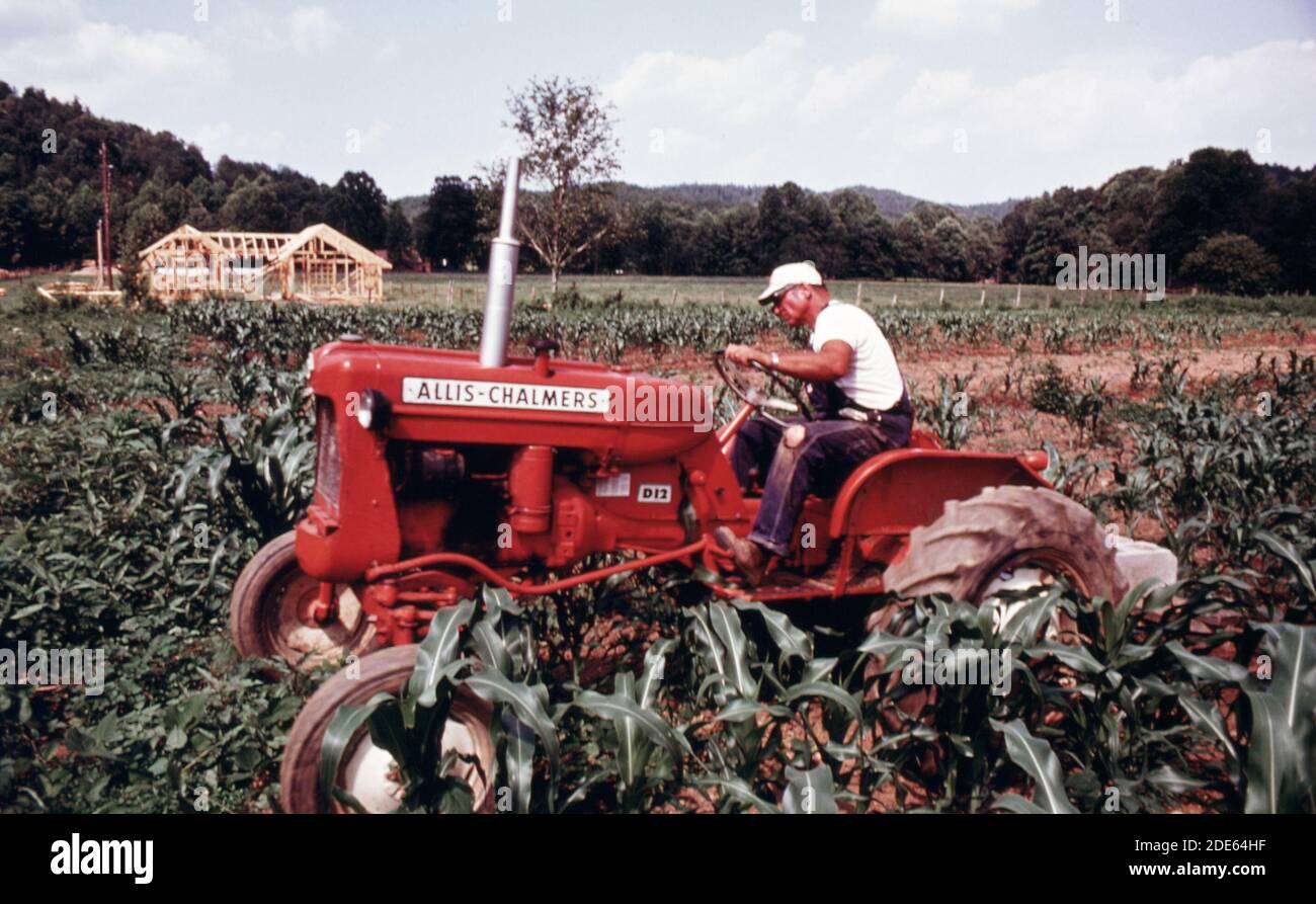 'Al Reinshagen; insegnante di matematica alla scuola superiore della contea bianca in Cleveland; Georgia; coltiva un terreno di un acro nella vicina Helen perché ''amo l'agricoltura''. Il terreno delimita la Georgia Highway 17/75 sul bordo occidentale dei confini della città della piccola comunità montana di circa 270 residenti. La trama appartiene al comer Vandiver di Helen che lascia reinshagen usare la terra libera piuttosto che lasciarla andare inutilizzata. Helen è vicino a Robertstown. Il nuovo edificio sullo sfondo sarà una scuderia di guida' Foto Stock