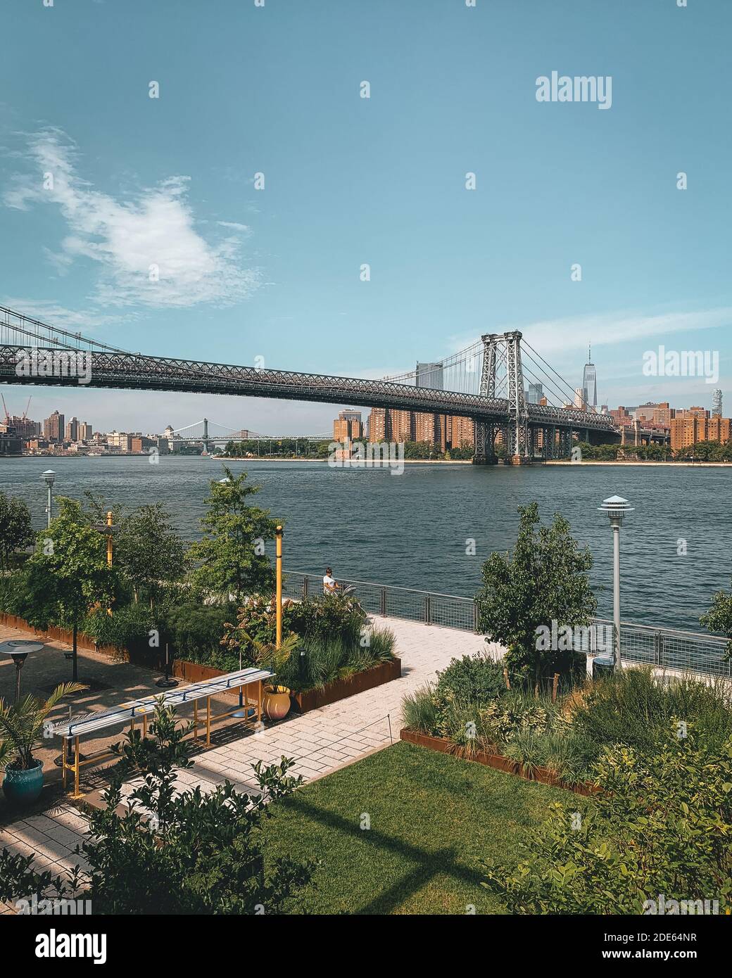 Vista del Williamsburg Bridge, da Domino Park, a Brooklyn, New York City Foto Stock