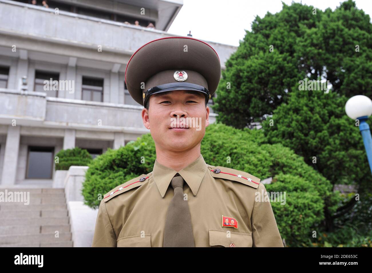 10.08.2012, Panmunjom, Corea, Asia - Ritratto di un ufficiale dell'esercito nordcoreano al confine con la Corea del Sud all'interno della zona demilitarizzata (DMZ). Foto Stock