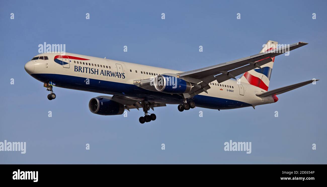 British Airways Boeing 767 G-BNWY sull'avvicinamento finale a Londra-Heathrow Aeroporto LHR Foto Stock