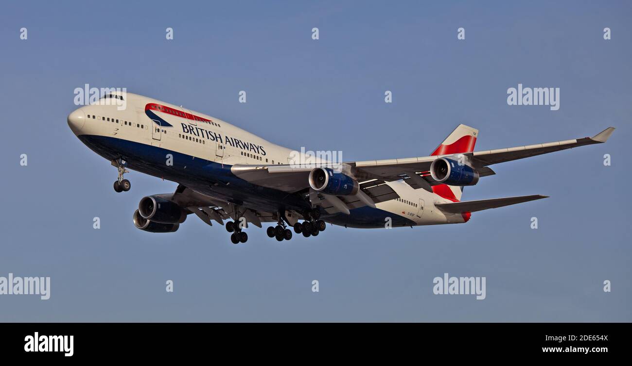 British Airways Boeing 747 Jumbo Jet G-BYGF sull'approccio finale Per l'aeroporto di Londra-Heathrow LHR Foto Stock