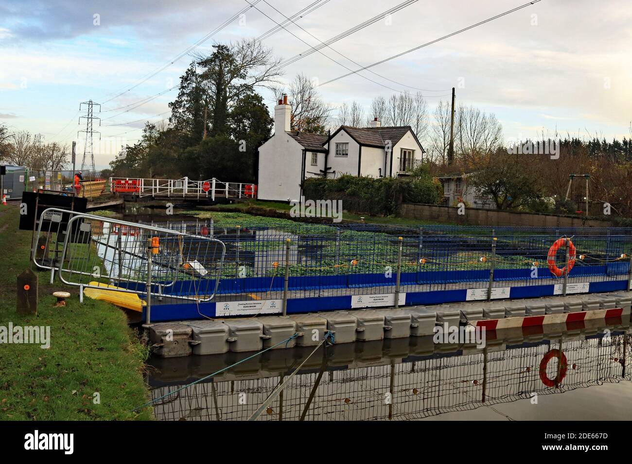 Questo ponte di oscillazione canale è elettrificato come una sicurezza è stato installato un montone per la manutenzione di sentiero pubblico attraverso il canale Foto Stock