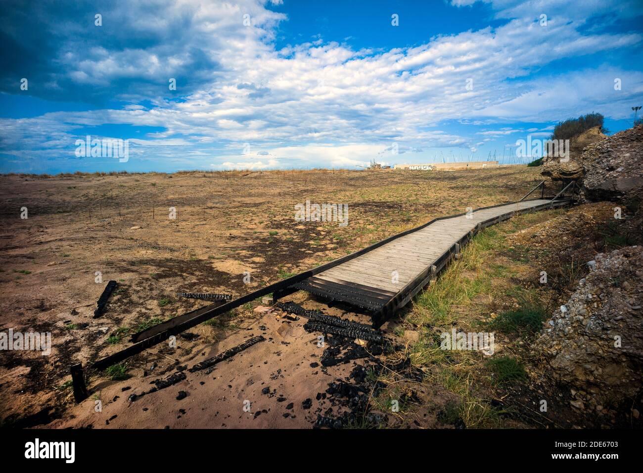 Riserva naturale di Punta Penne, vasto, Abruzzo, Italia: La piattaforma lignea della riserva dopo l'incendio del 2020 agosto Foto Stock