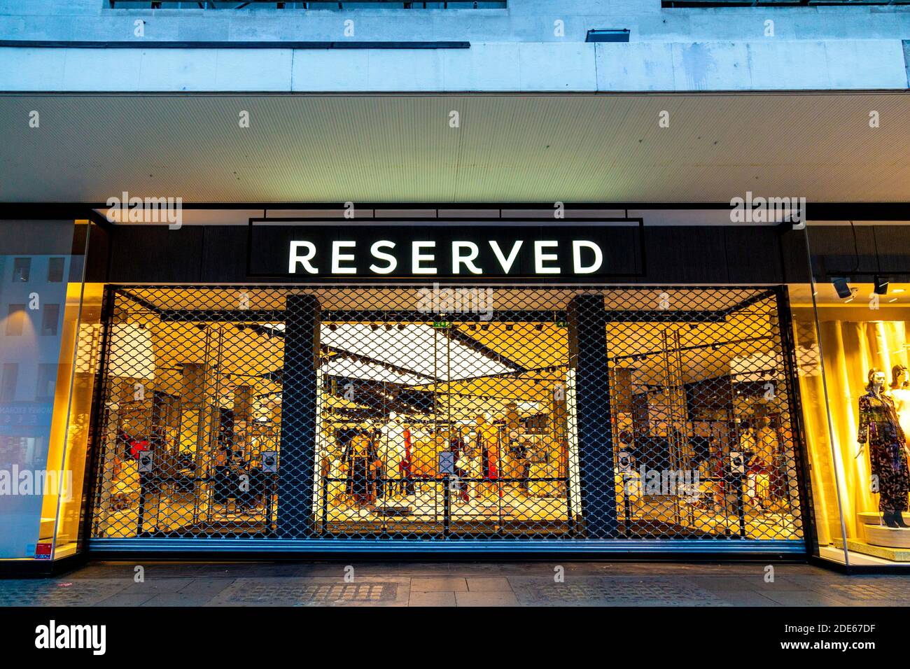 28 novembre 2020 - Londra, Regno Unito, il negozio di abbigliamento riservato di Oxford Street è chiuso al fine settimana del Black Friday durante il blocco del coronavirus Foto Stock
