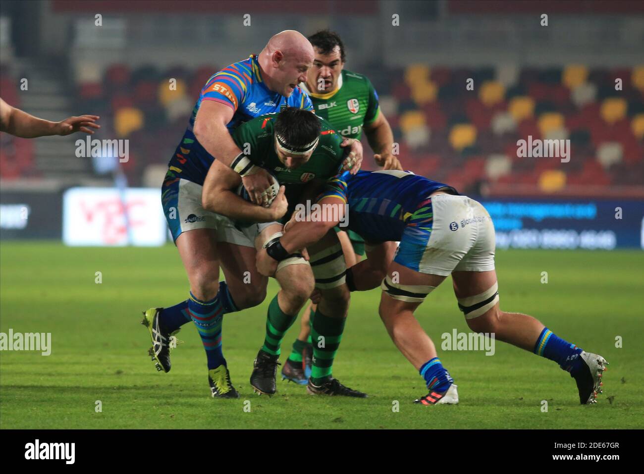 Londra, Inghilterra. 29 novembre 2020. DaN Cole di Leicester Tigers affronta Matt Rogerson di Londra Irish durante la partita di Gallagher Premiership tra London Irish e Leicester Tigers al Brentford Community Stadium. Credit: Richard Perriman/Alamy Live News Foto Stock