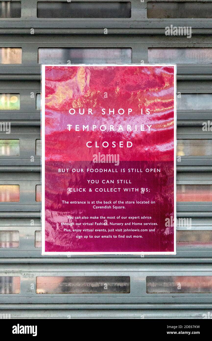 28 novembre 2020 - Londra, Regno Unito, avviso di chiusura all'ingresso del grande magazzino John Lewis, Oxford Street, al fine settimana del Black Friday durante il blocco del coronavirus Foto Stock