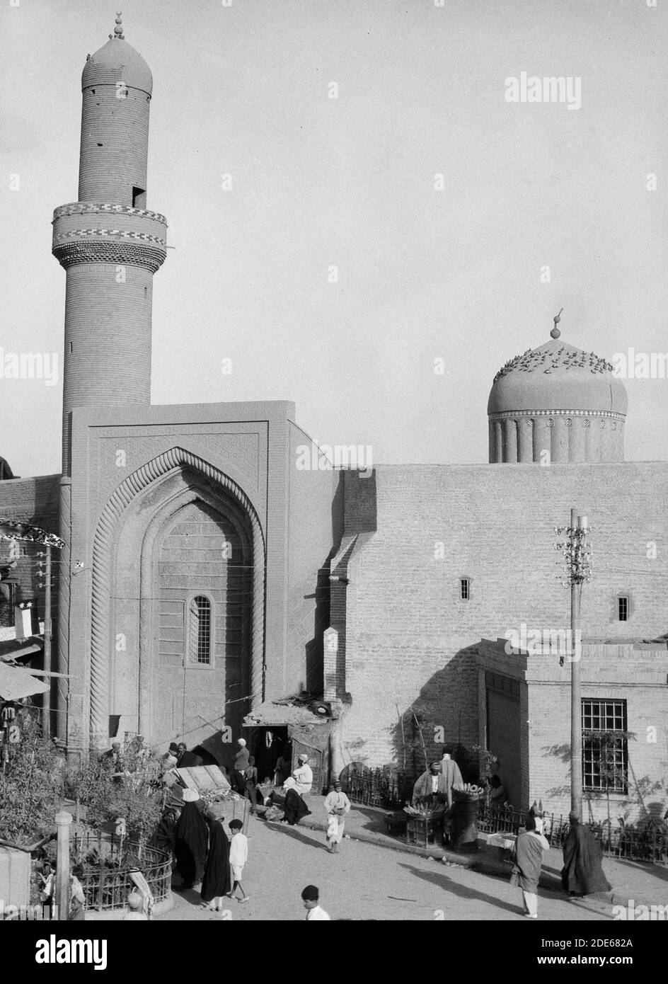Titolo originale: Iraq. (Mesopotamia). Baghdad. Visualizza le scene e i tipi di strade. La moschea di Mirjan - Ubicazione: Iraq--Baghdad ca. 1932 Foto Stock