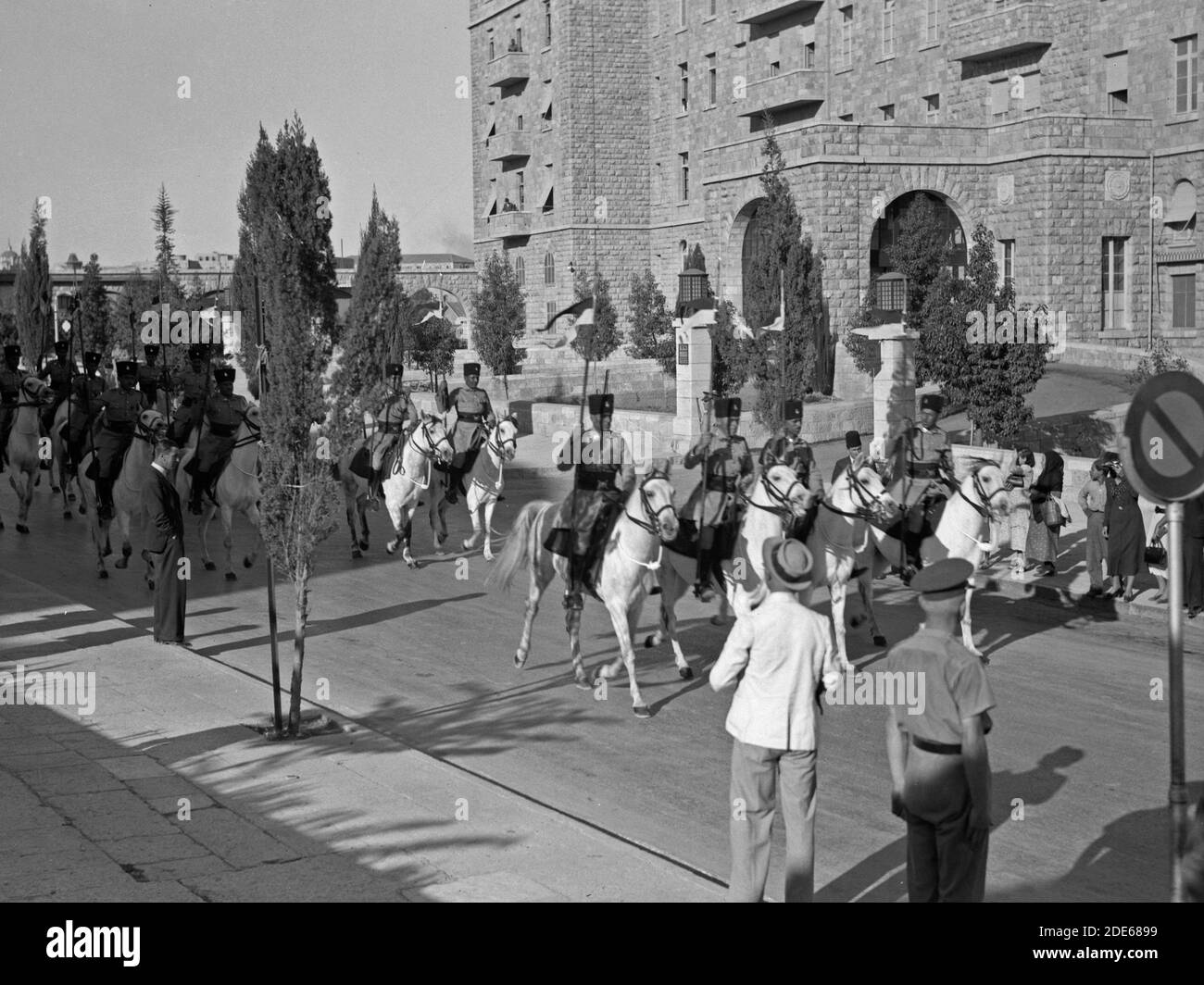 Storia del Medio Oriente - disordini in Palestina 1936. Out-riders guardia di cavalli che scortano Royal Commission sul loro viaggio ufficiale alla casa di governo Foto Stock