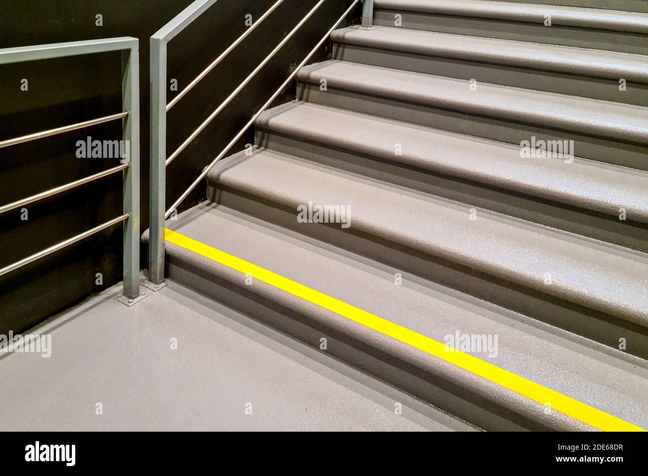 cartello di avvertenza giallo sulle scale che indica un potenziale pericolo, scale ripide e attenzione da prestare quando si salono o si scende le scale Foto Stock
