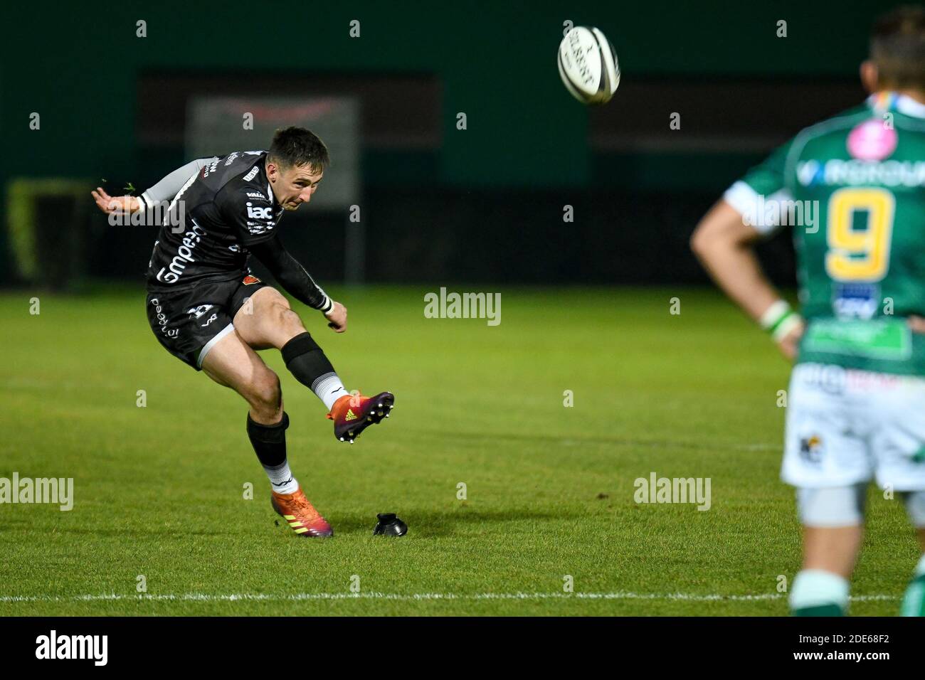 Stadio Monigo, Treviso, Italia, 29 Nov 2020, Sam Davies (Dragons) calcia durante Benetton Treviso vs Dragons Rugby, Rugby Guinness Pro 14 match - Photo Ettore Griffoni / LM Foto Stock