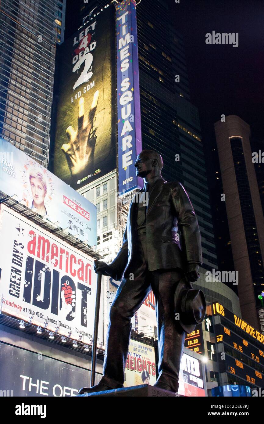 George M Cohan's dare i miei saluti alla statua di Broadway con Times Square sign in background, New York, Stati Uniti d'America Foto Stock