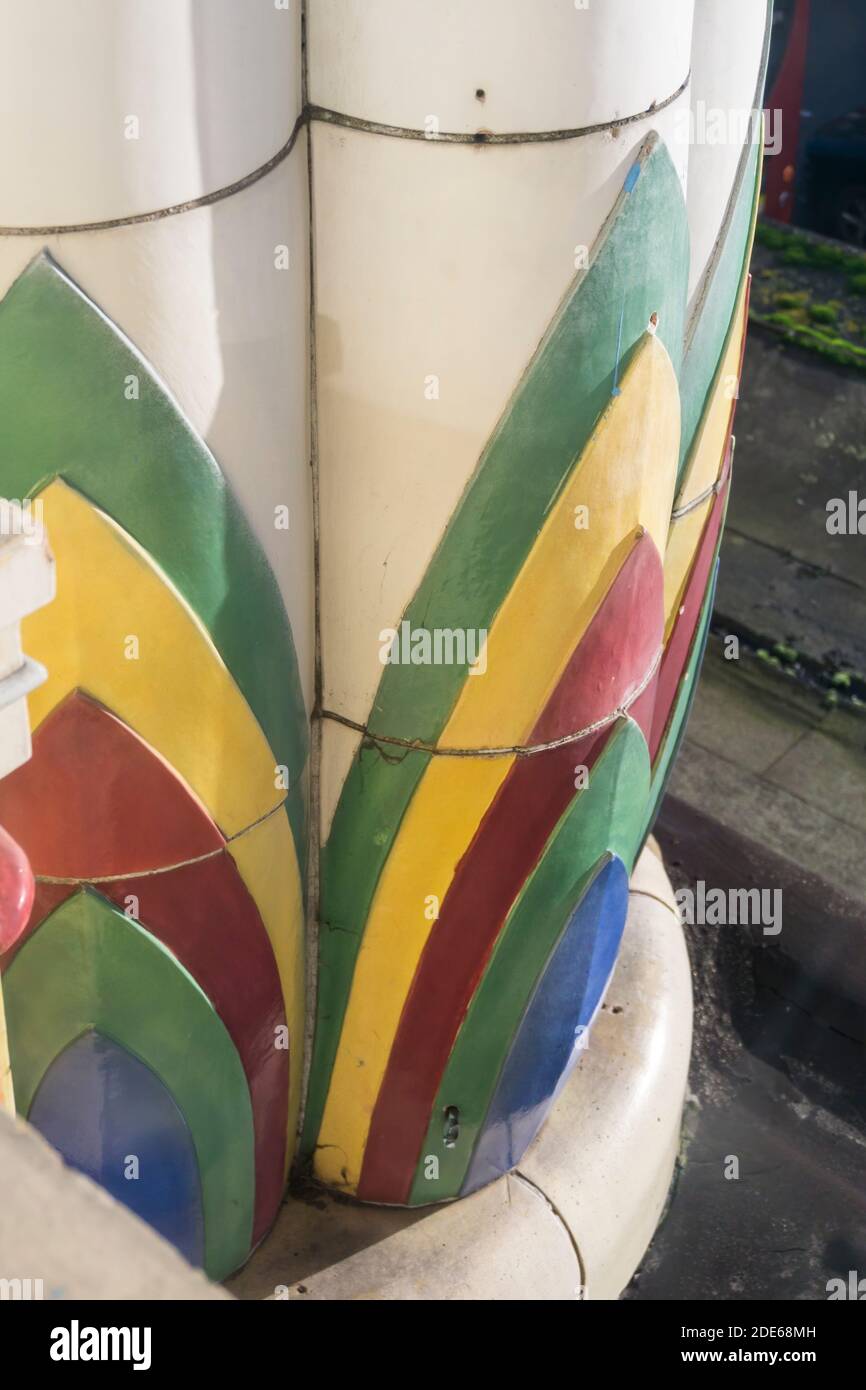 Dettagli decorativi sulle colonne all'esterno del Gracepoint art deco in stile egiziano in Essex Road, Islington. Precedentemente il Carlton Cinema ha aperto nel 1930. Foto Stock