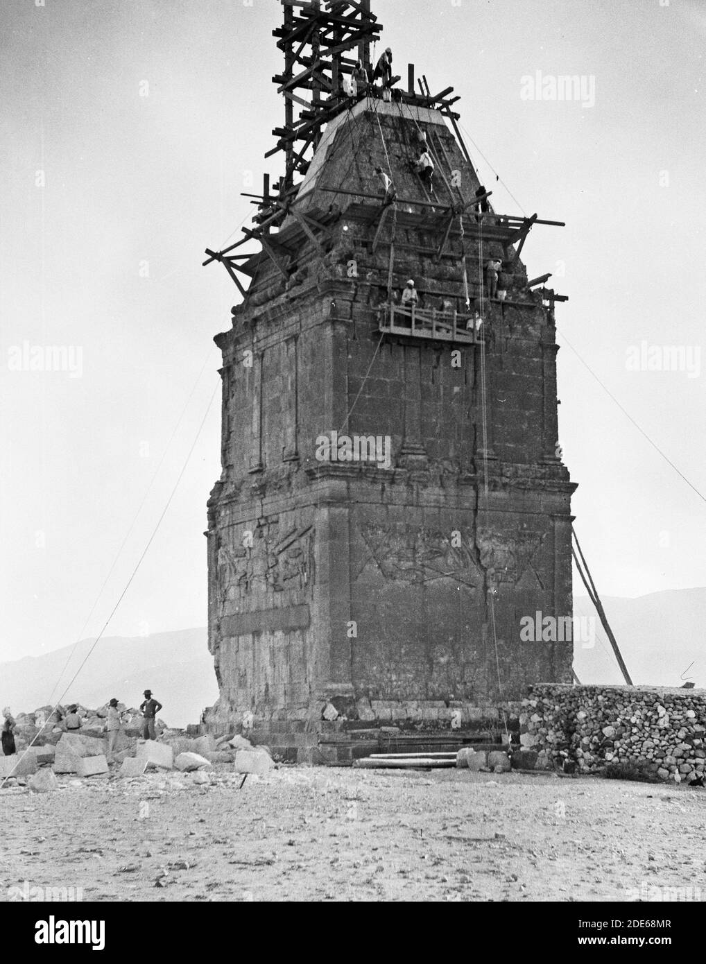Kamuat el Hirmil. Monumento vicino a Ras Baalbek con bassorilievi della caccia ca. 1920 Foto Stock