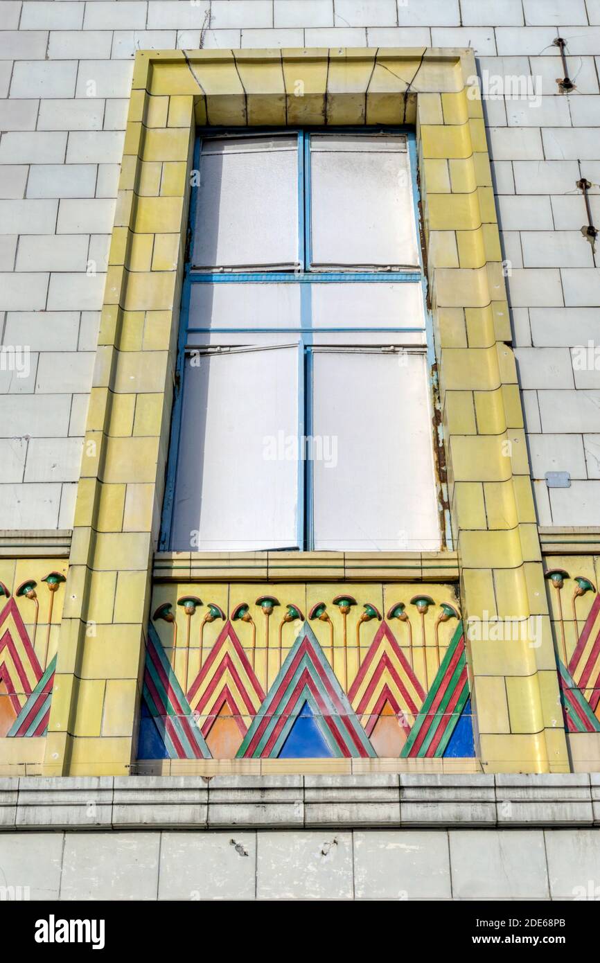 Dettagli decorativi all'esterno del Gracepoint art deco in stile egiziano in Essex Road, Islington. Precedentemente il Carlton Cinema ha aperto nel 1930. Foto Stock