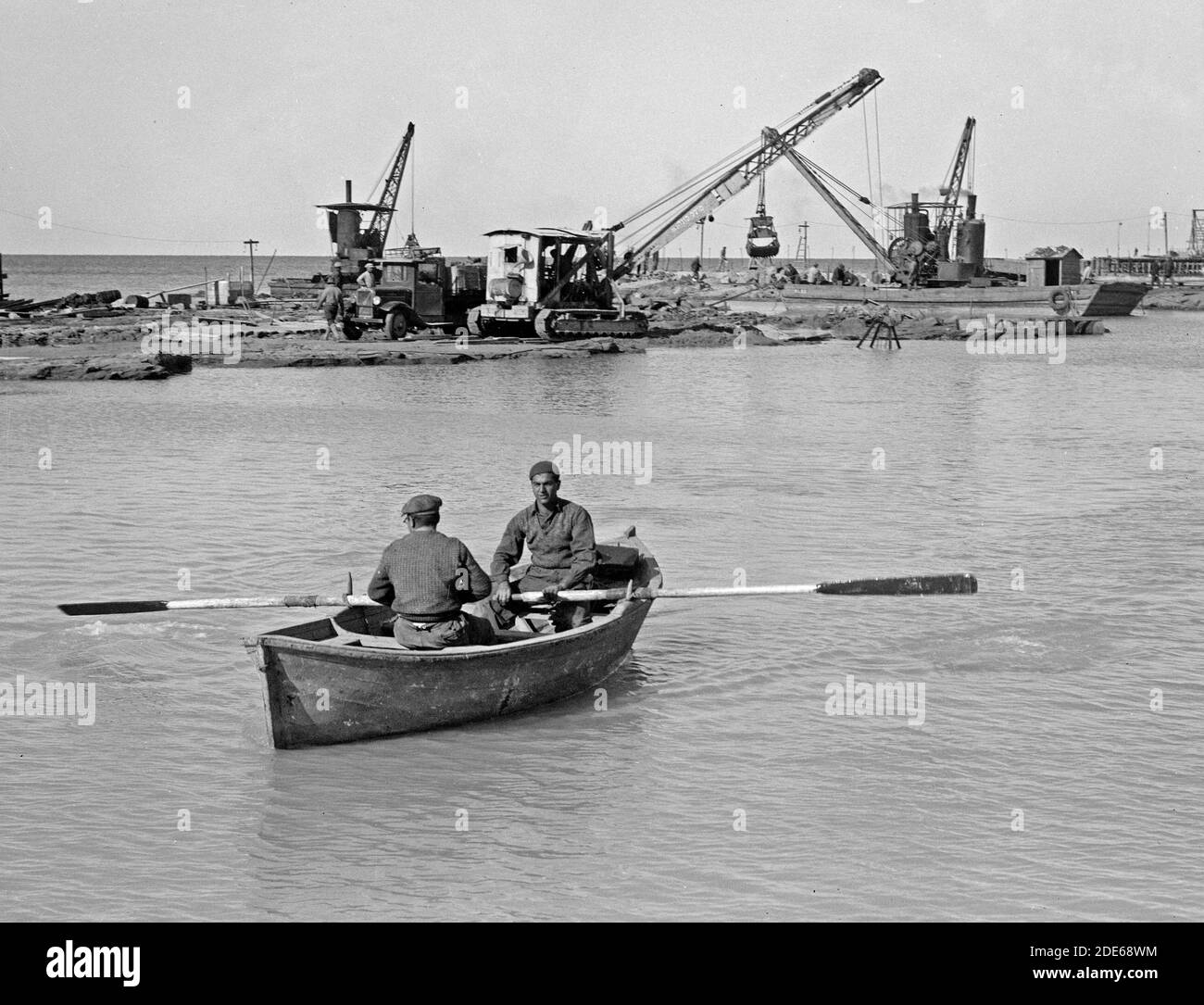 Storia del Medio Oriente - disordini in Palestina 1936. Porto di Tel-Aviv Lighter a sud del Jetty. Vista verso le pareti meridionali del mare Foto Stock