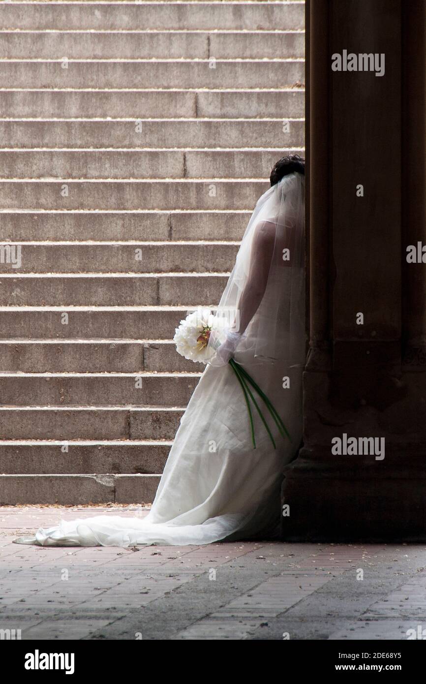 Sposa appoggiata contro la parete di Central Park. Foto Stock