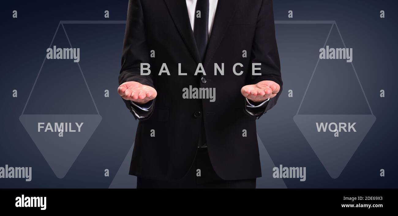 La persona di affari tiene l'equilibrio di parola fra lavoro e famiglia Foto Stock